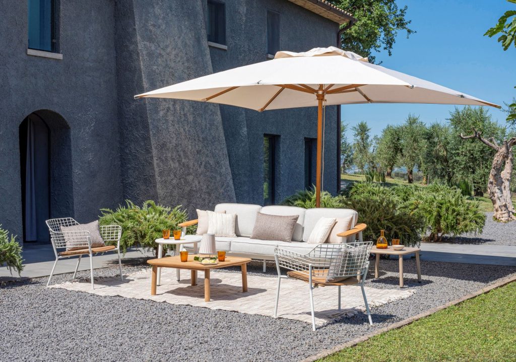 Ein Bild der Sitzgruppe Twins, der Armstühle Lyze sowie des Beistelltischs Yard des Herstellers EMU Group S.p.A.. Erhältlich über Anrobi in Augsburg.