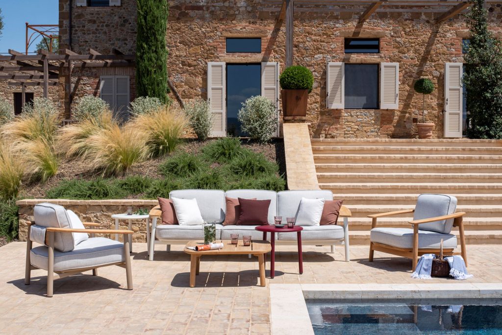 Ein Bild der Sitzgruppe Twins sowie des Beistelltischs Yard des Herstellers EMU Group S.p.A.. Erhältlich über Anrobi in Augsburg.