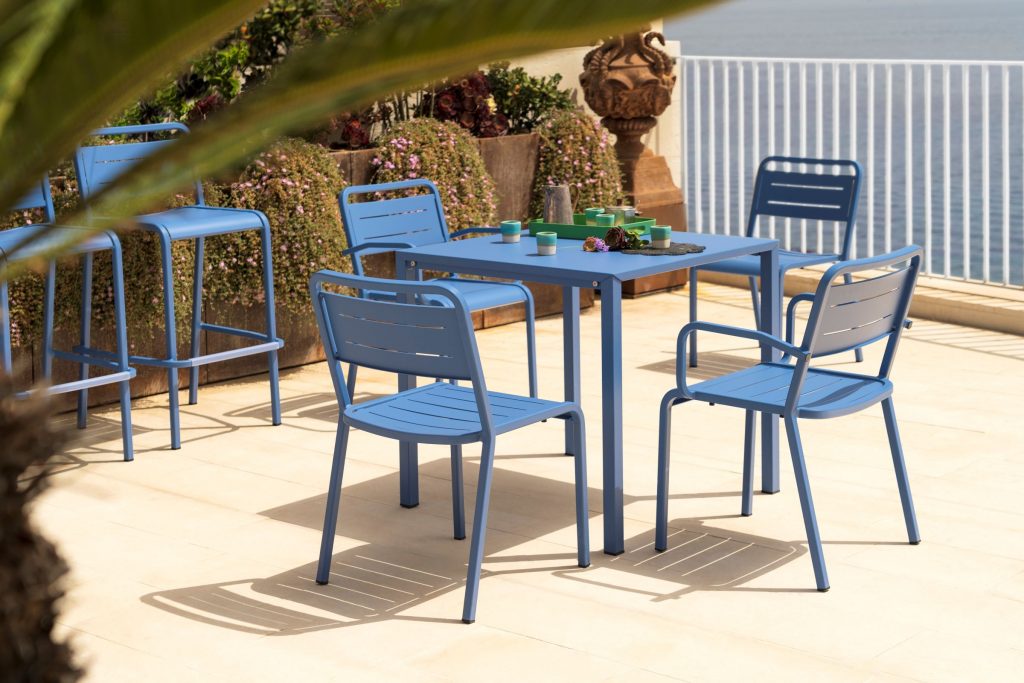 Ein Bild der Sitzgruppe Urban des Herstellers EMU Group S.p.A.. Erhältlich über Anrobi in Augsburg.