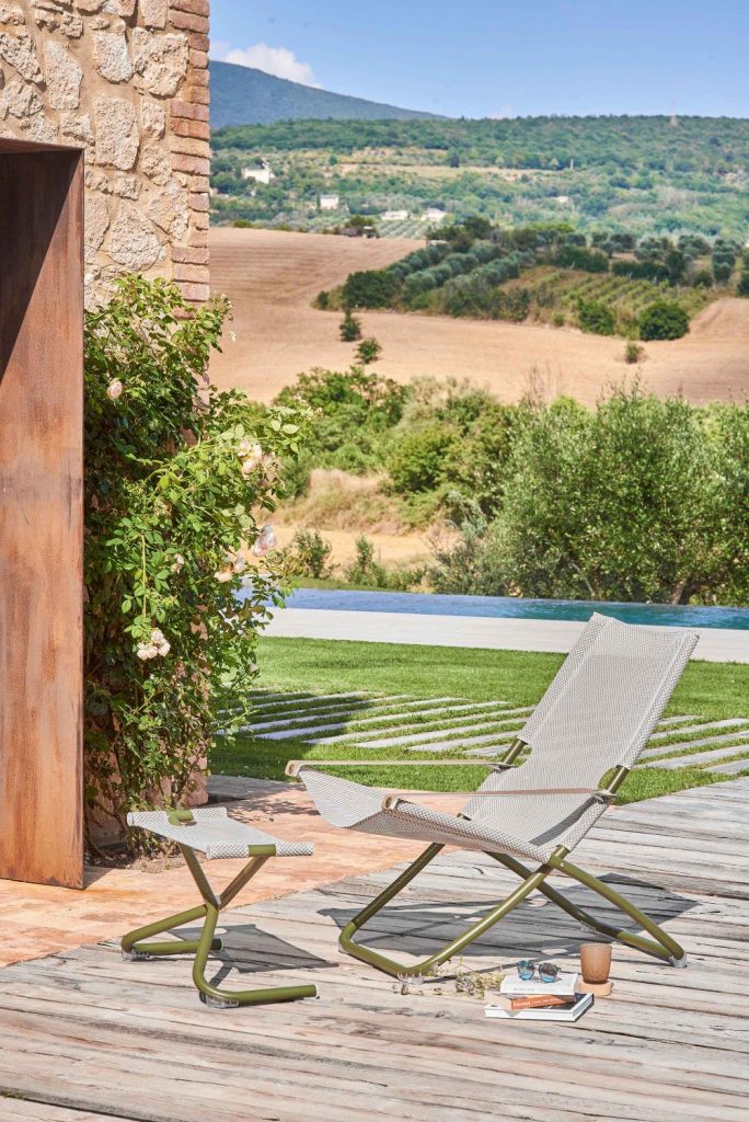 Ein Bild des Liegestuhls Snooze mit Beinauflage des Herstellers EMU Group S.p.A.. Erhältlich über Anrobi in Augsburg.