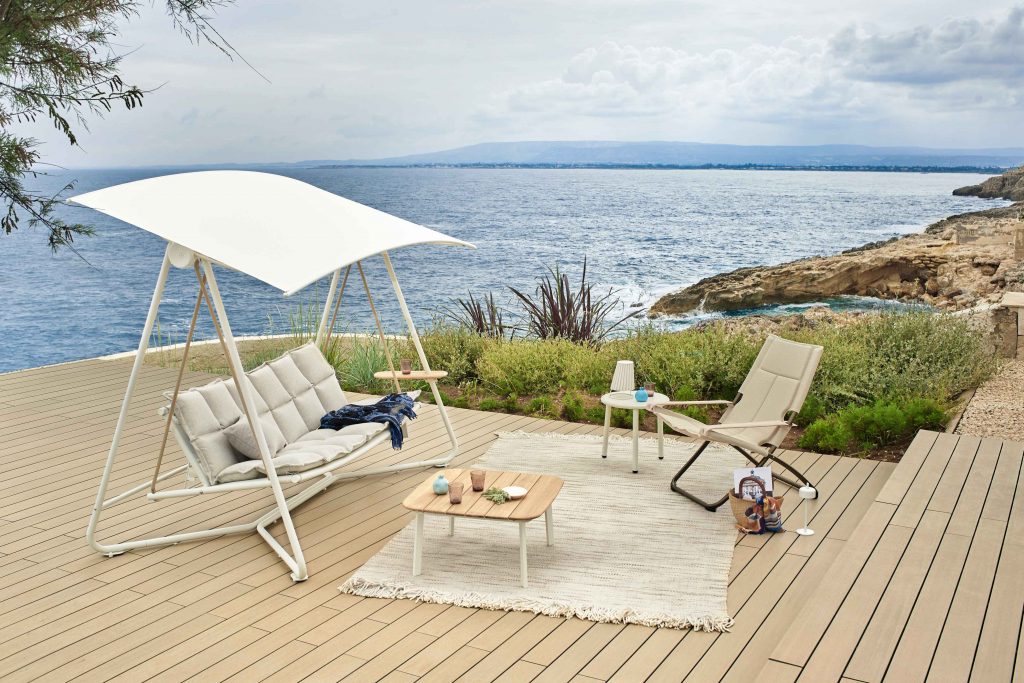 Ein Bild des Schaukelsofas Reel, der Tische Shine und Yard sowie des Liegestuhls Snooze des Herstellers EMU Group S.p.A.. Erhältlich über Anrobi in Augsburg.