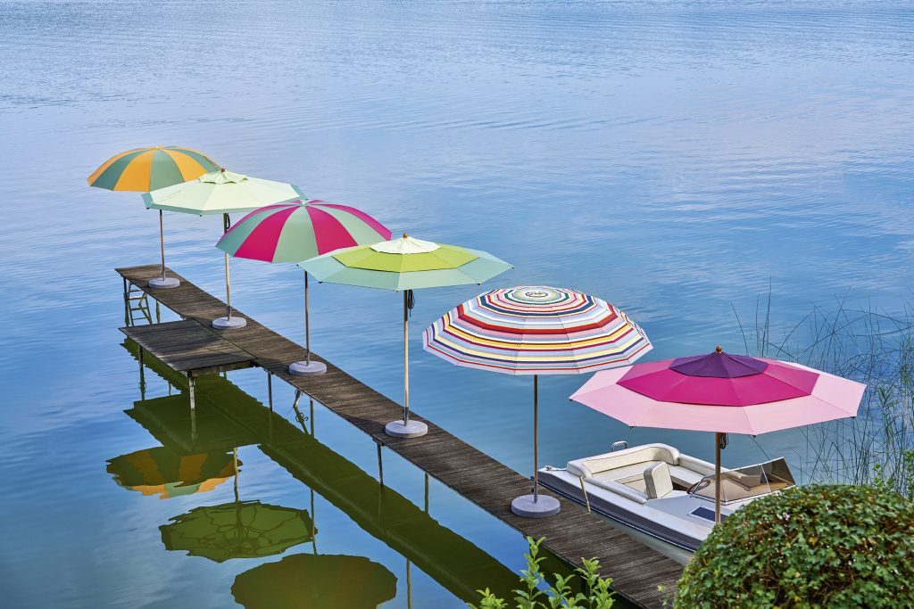 Ein Bild sechs Versionen des Pagodenschirms der Marke Weishäupl Möbelwerkstätten. Erhältlich über Anrobi in Augsburg.