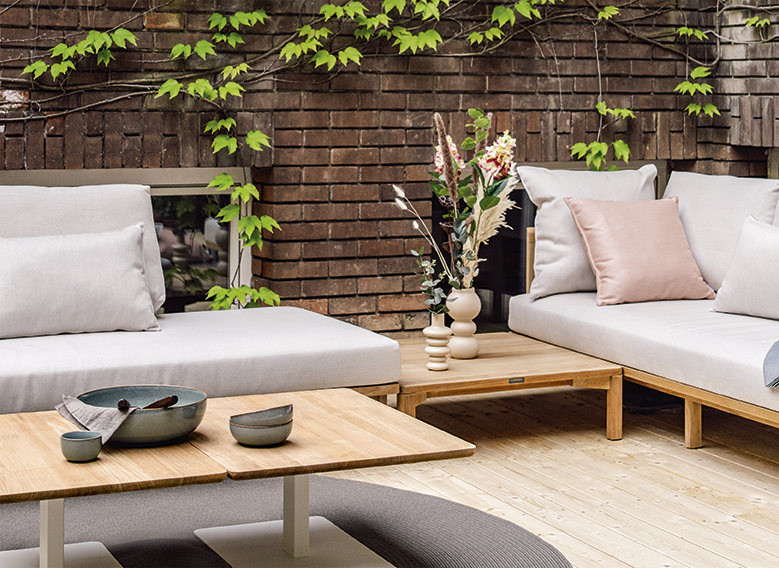 Ein Bild der NewHampton Sitzgruppe mit Beistelltisch des Herstellers Weishäupl Möbelwerkstätten. Erhältlich über Anrobi in Augsburg.