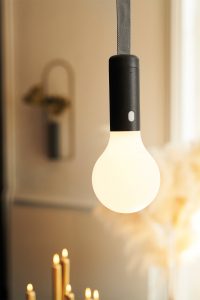 Ein Bild der Lampe Aplo des Herstellers Fermob. Erhältlich über Anrobi in Augsburg.