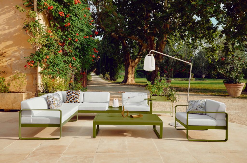 Ein Bild der Sitzgruppe Bellevie des Herstellers Fermob. Erhältlich über Anrobi in Augsburg.