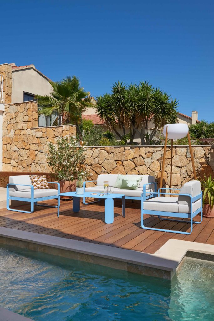 Ein Bild der Sitzgruppe Bellevie des Herstellers Fermob. Erhältlich über Anrobi in Augsburg.