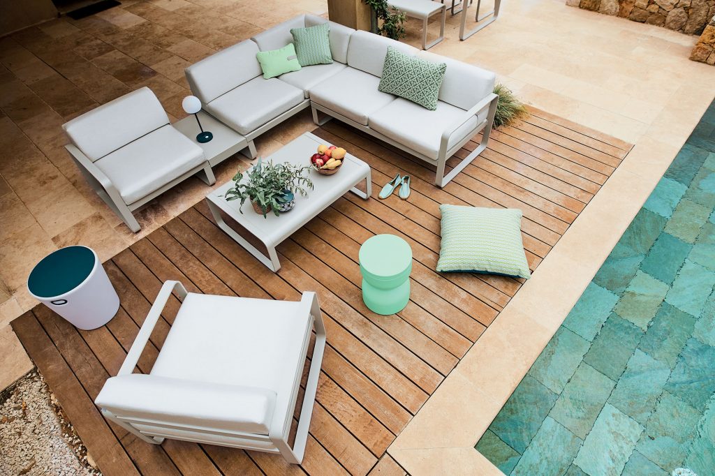 Ein Bild der Sitzgruppe Bellevie des Herstellers Fermob. Erhältlich über Anrobi in Augsburg.