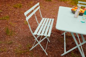 Ein Bild der Sitzbank Bistro des Herstellers Fermob. Erhältlich über Anrobi in Augsburg.