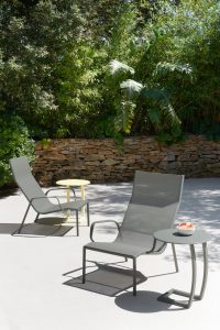 Ein Bild des Sessels Alize des Herstellers Fermob. Erhältlich über Anrobi in Augsburg.