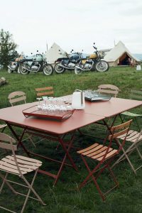 Ein Bild des Tischs Caractere des Herstellers Fermob. Erhältlich über Anrobi in Augsburg.