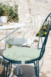 Ein Bild des Stuhls Montmartre des Herstellers Fermob. Erhältlich über Anrobi in Augsburg.