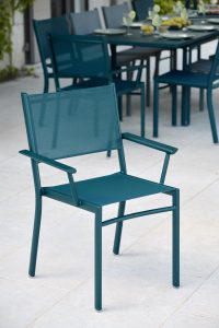 Ein Bild des Stuhls Costa des Herstellers Fermob. Erhältlich über Anrobi in Augsburg.