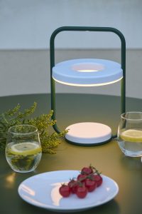 Ein Bild der Lampe Ulli des Herstellers Fermob. Erhältlich über Anrobi in Augsburg.