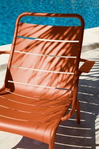 Ein Bild des Sessels Luxembourg des Herstellers Fermob. Erhältlich über Anrobi in Augsburg.