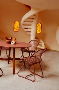 Ein Bild der Stühle Sixties des Herstellers Fermob. Erhältlich über Anrobi in Augsburg.