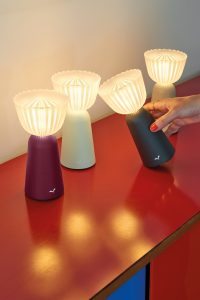 Ein Bild der Lampe Swiing des Herstellers Fermob. Erhältlich über Anrobi in Augsburg.