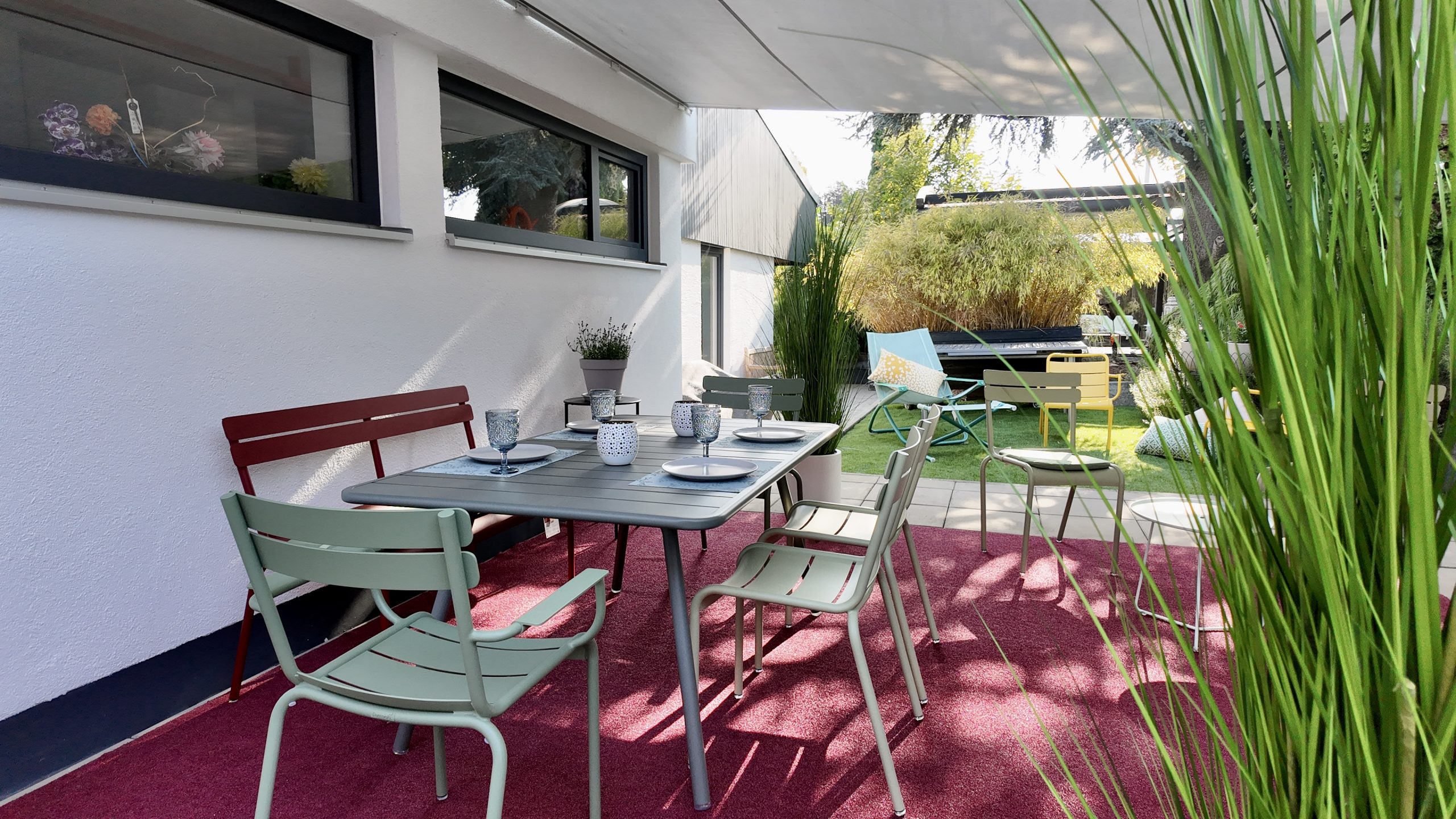 Ein Bild der Sitzgruppe Luxembourg des Herstellers Fermob. Erhältlich über Anrobi in Augsburg.