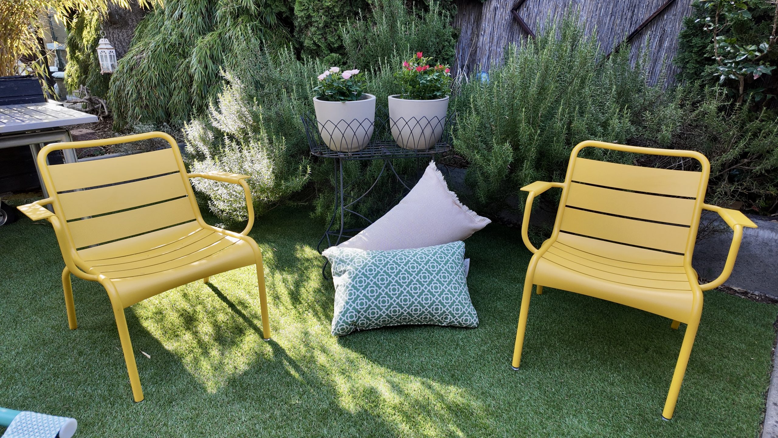 Ein Bild der Lounge-Sessel Luxembourg des Herstellers Fermob. Erhältlich über Anrobi in Augsburg.