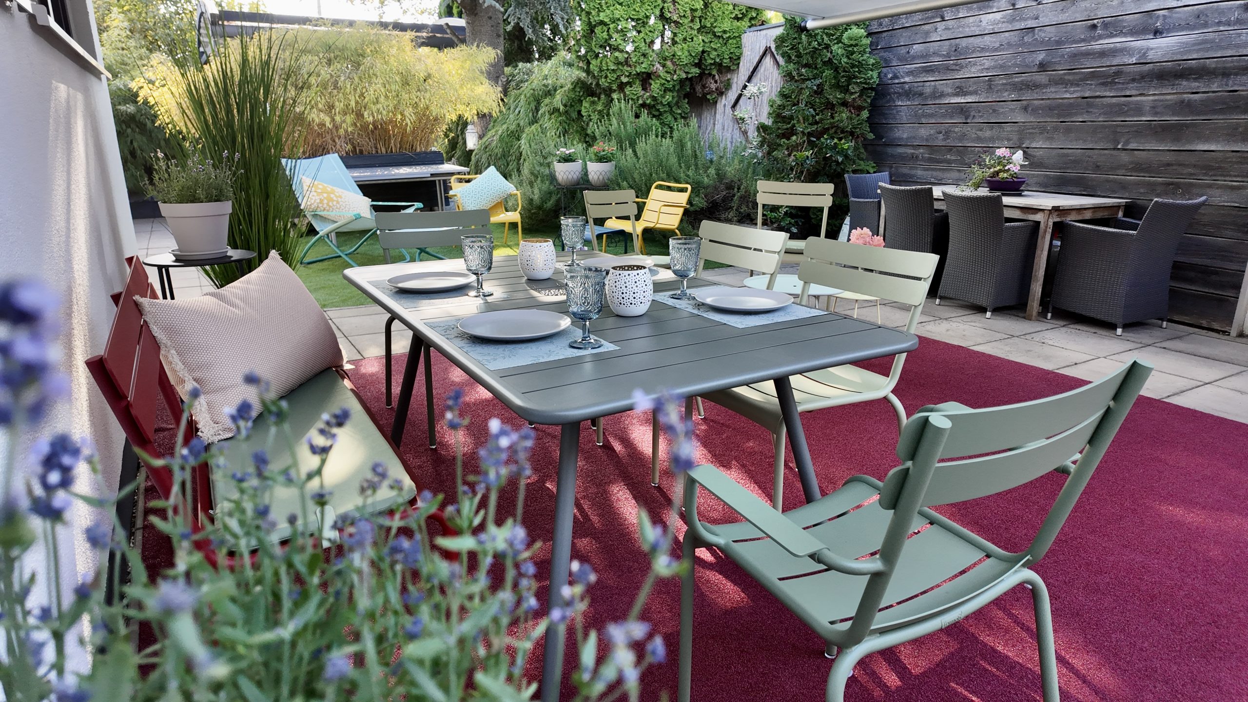 Ein Bild der Sitzgruppe Luxembourg des Herstellers Fermob. Erhältlich über Anrobi in Augsburg.