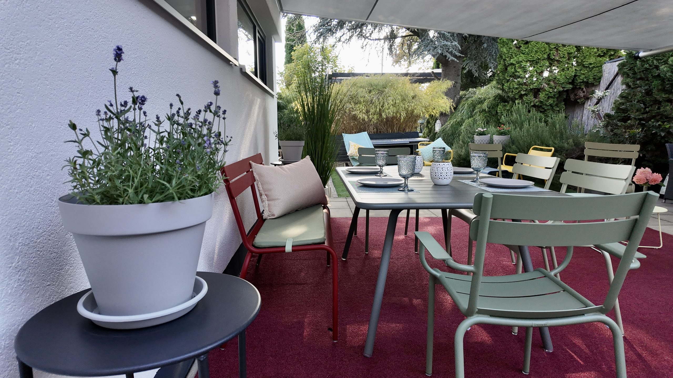 Ein Bild der Sitzgruppe Luxembourg des Herstellers Fermob. Erhältlich über Anrobi in Augsburg.