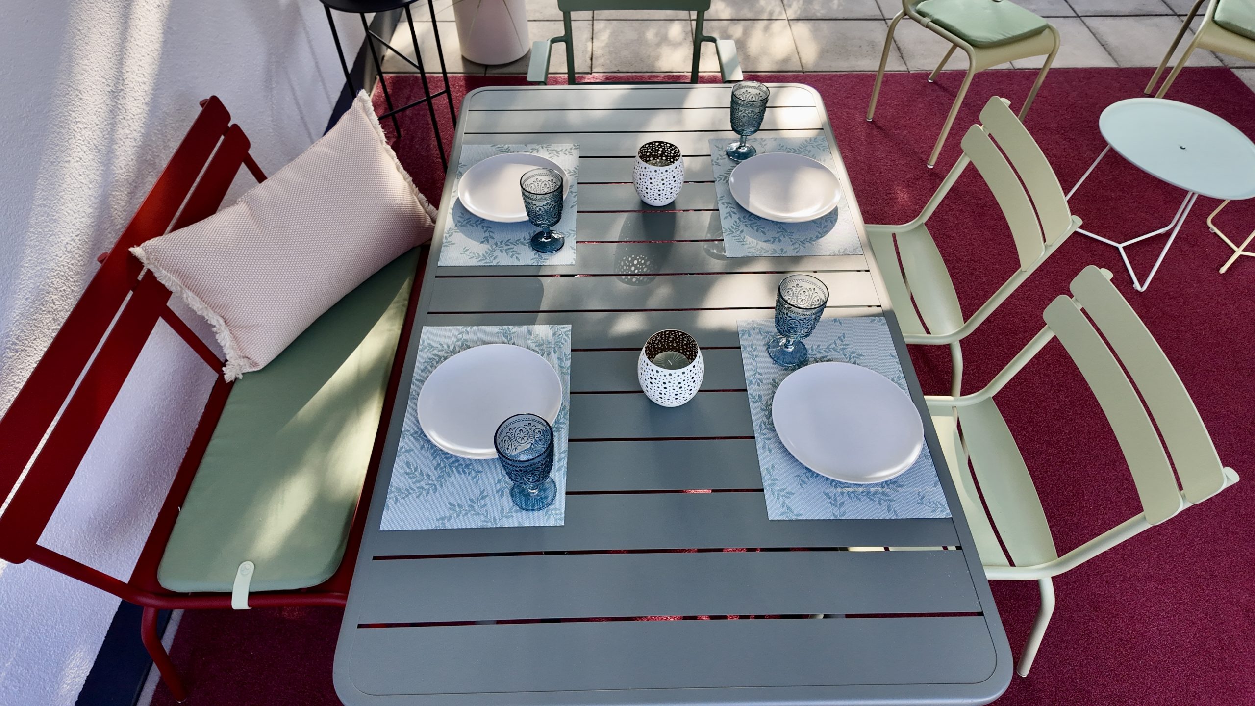 Ein Bild der Sitzgruppe Luxembourg des Herstellers Fermob. Erhältlich über Anrobi in Augsburg.