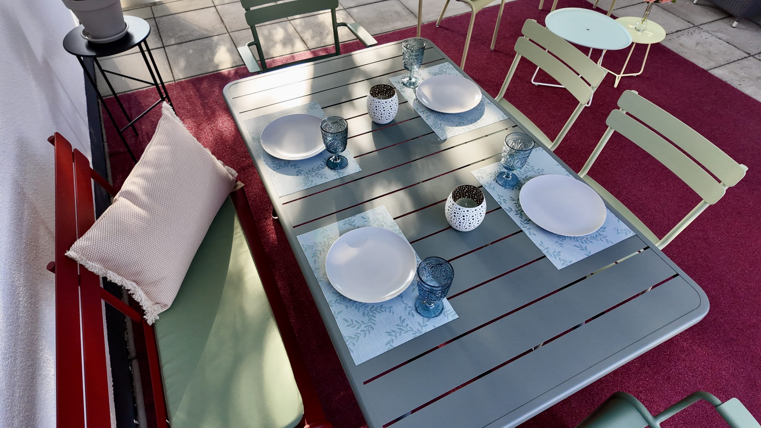 Ein Bild der Sitzgruppe Luxembourg des Herstellers Fermob. Erhältlich über Anrobi in Augsburg.