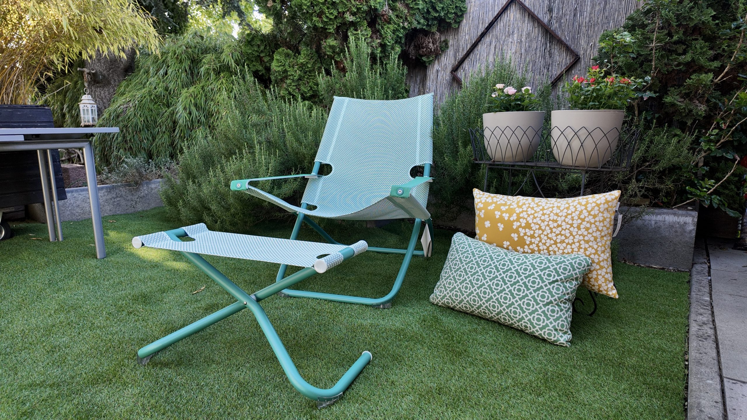 Ein Bild des Liegestuhls Snooze des Herstellers EMU. Erhältlich über Anrobi in Augsburg.