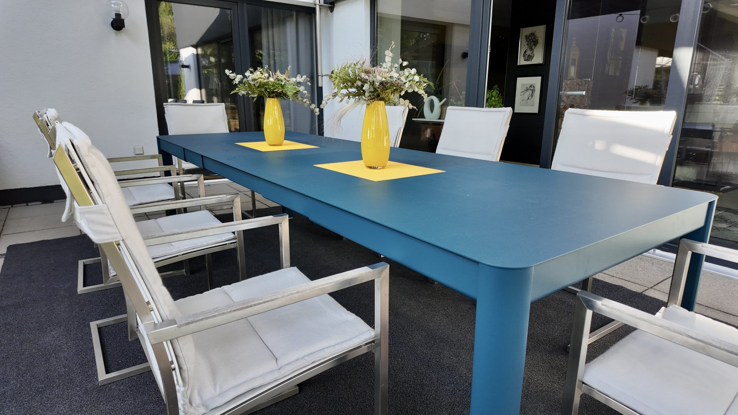 Ein Bild des Tischs Ribambelle des Herstellers Fermob. Erhältlich über Anrobi in Augsburg.