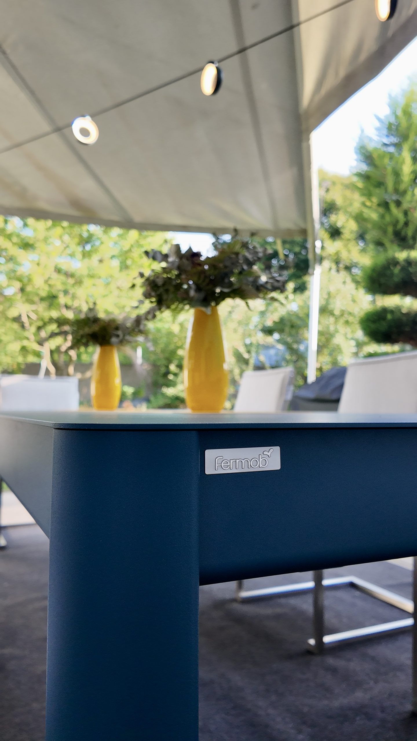 Ein Bild des Tischs Ribambelle des Herstellers Fermob. Erhältlich über Anrobi in Augsburg.