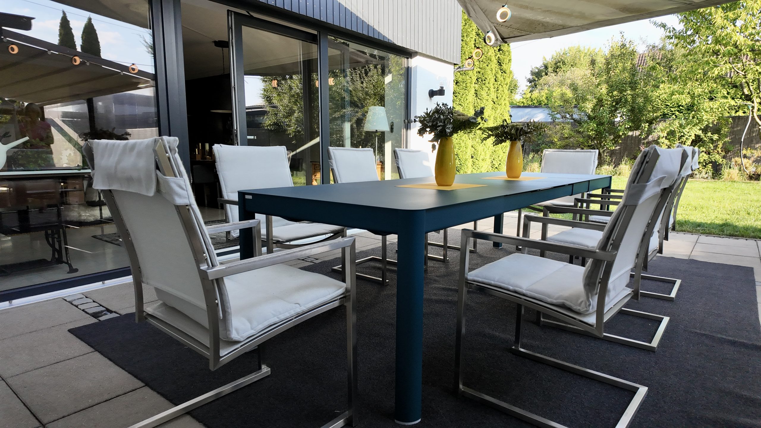 Ein Bild des Tischs Ribambelle des Herstellers Fermob. Erhältlich über Anrobi in Augsburg.