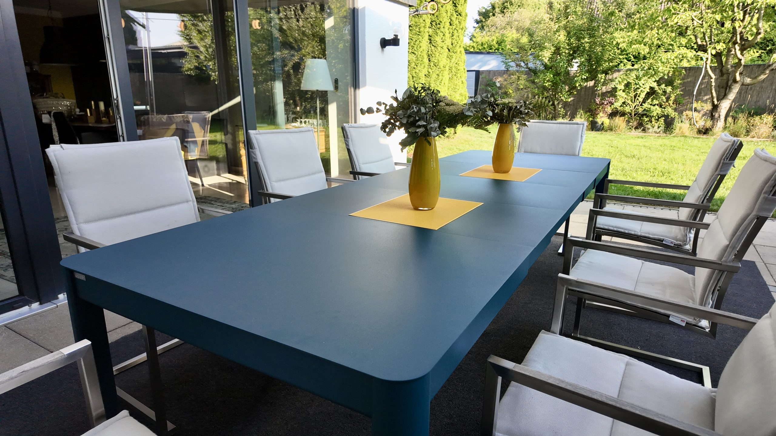 Ein Bild des Tischs Ribambelle des Herstellers Fermob. Erhältlich über Anrobi in Augsburg.