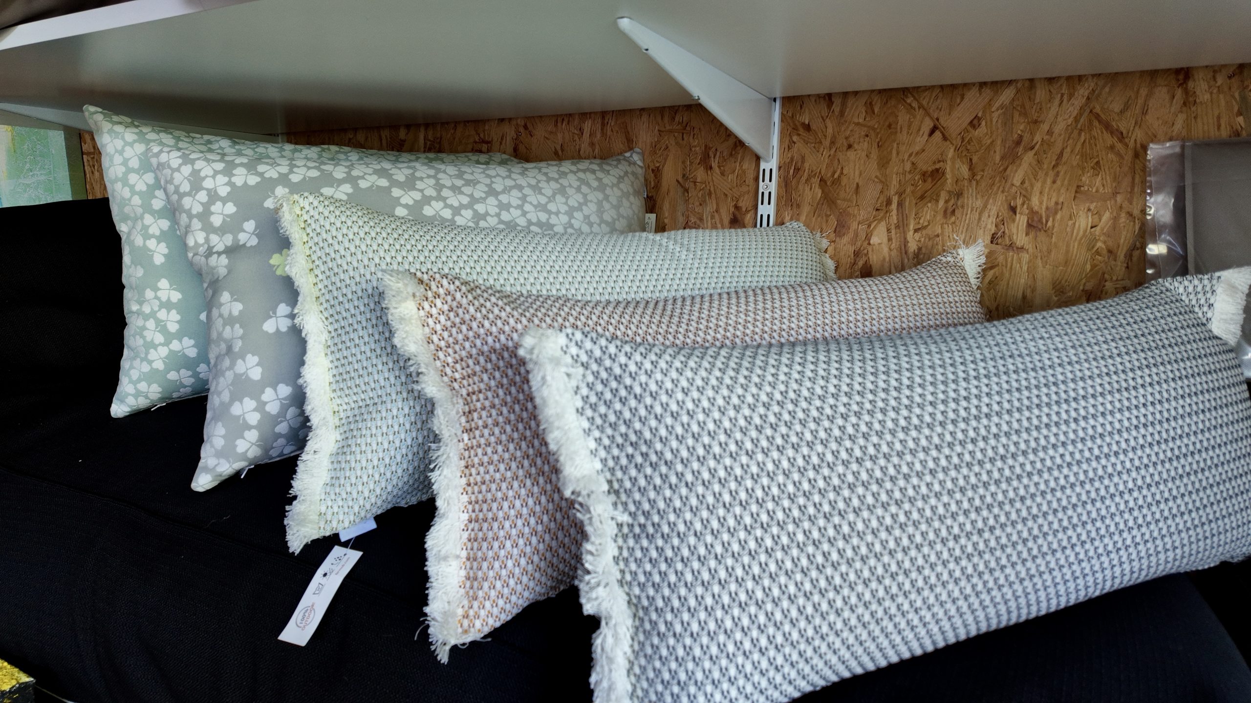 Ein Bild der Outdoor-Kissen Évasion und Trèfle des Herstellers Fermob. Erhältlich über Anrobi in Augsburg.