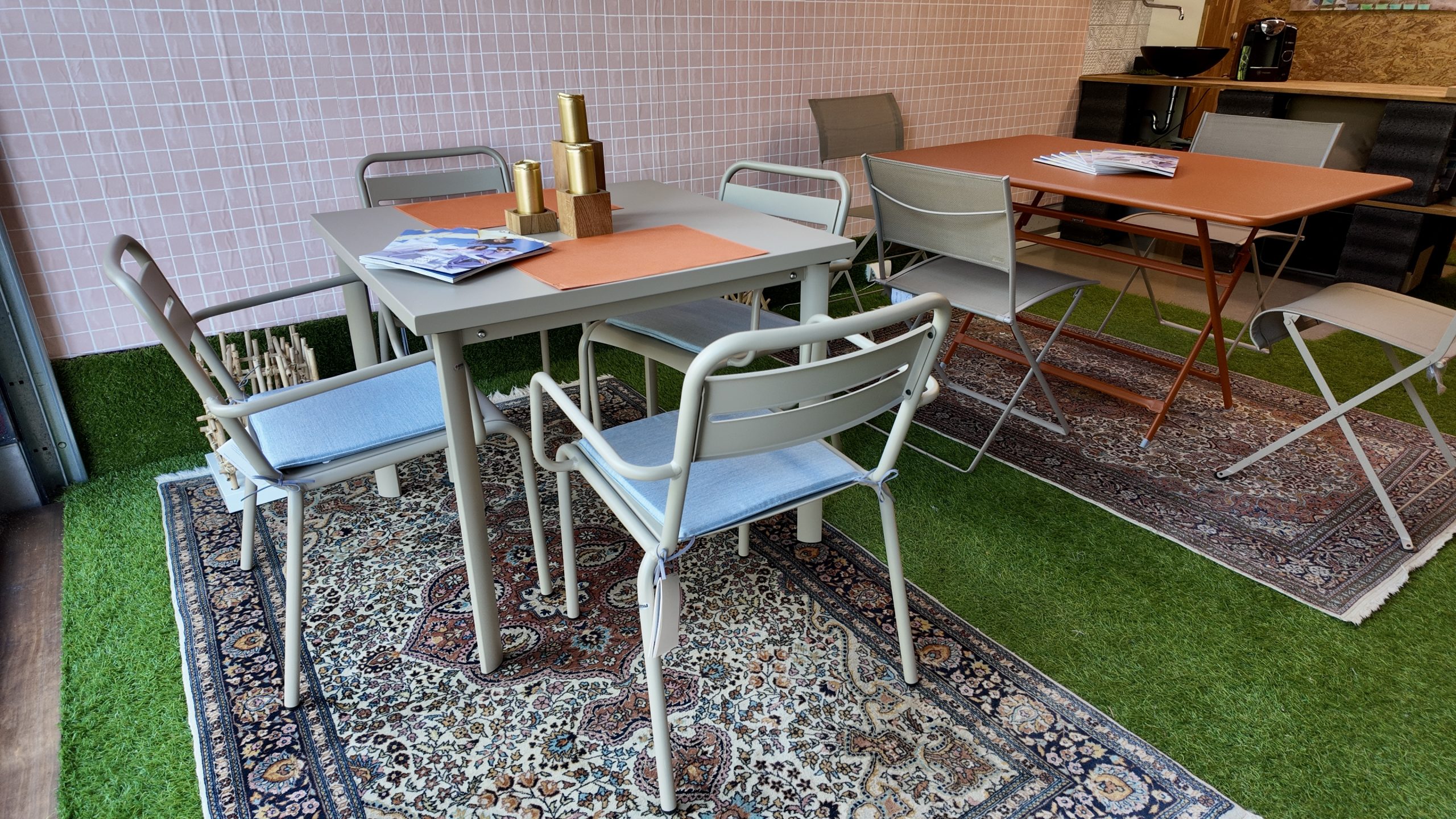 Ein Bild eines Teil des Showrooms von Anrobi. Es zeigt Outdoormöbel der Marke EMU und Fermob. Erhältlich über Anrobi in Augsburg.