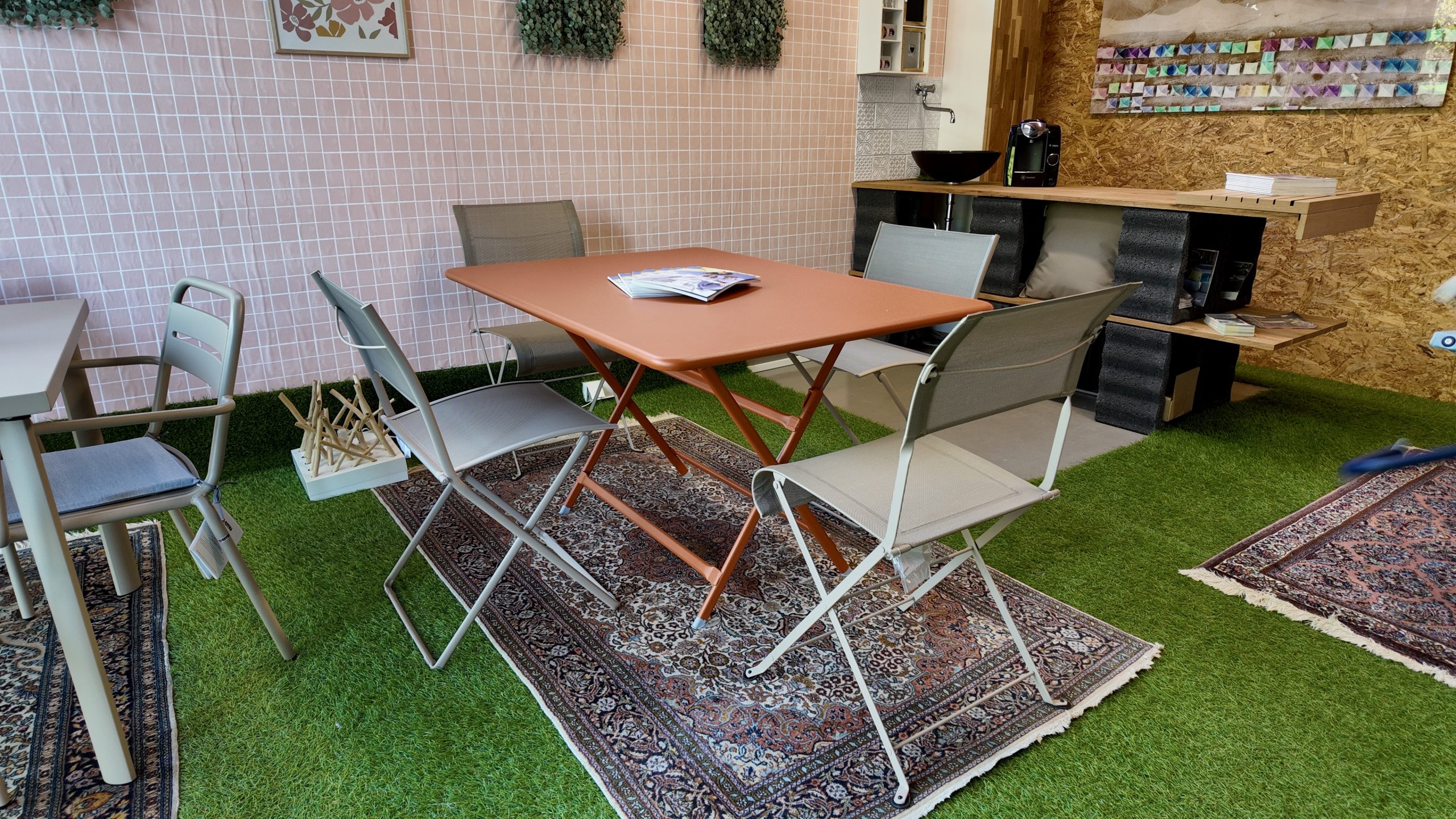 Ein Bild eines Teil des Showrooms von Anrobi. Es zeigt Outdoormöbel der Marke EMU und Fermob. Erhältlich über Anrobi in Augsburg.